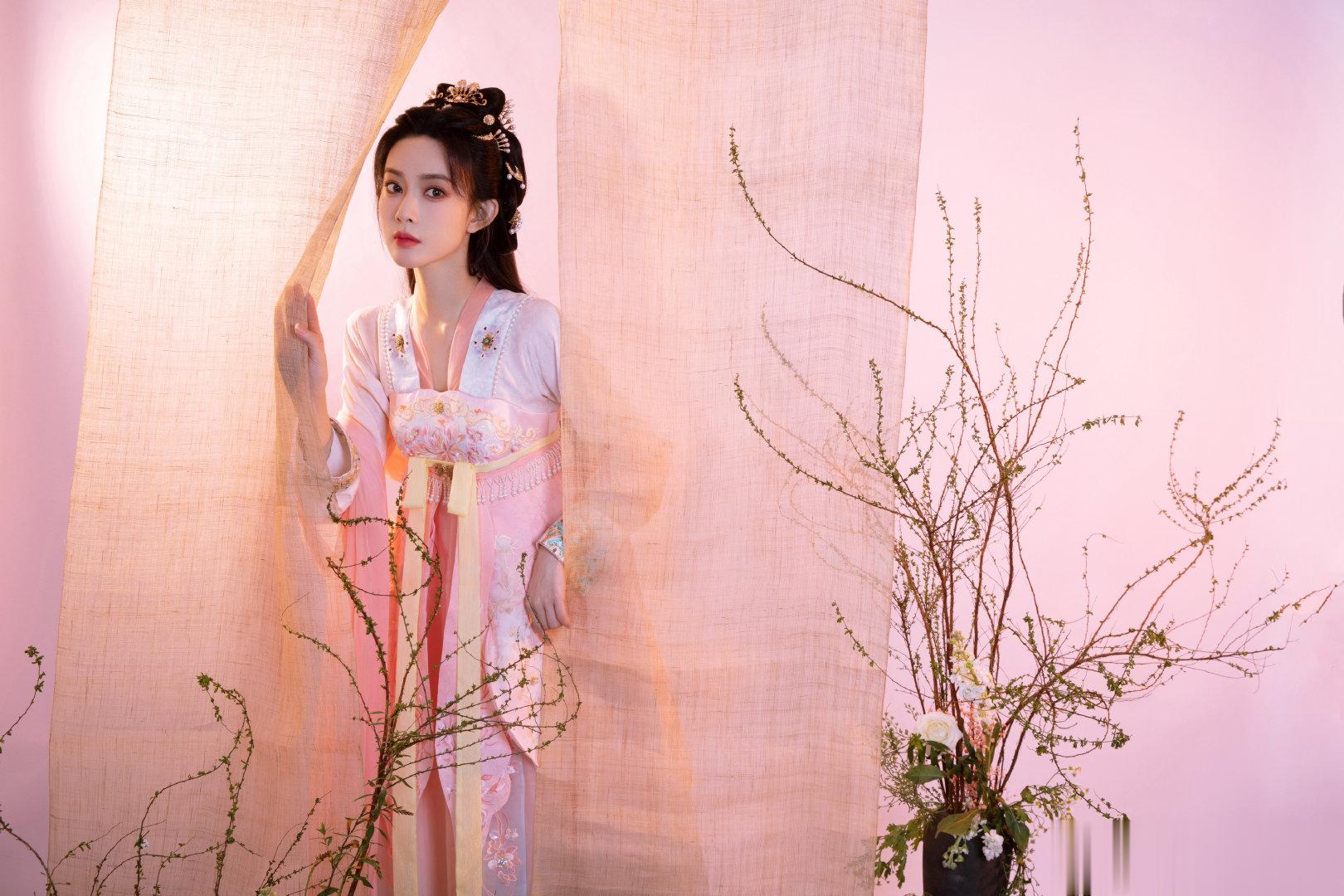 #孟子义惊喜夜古装造型# 孟子义惊喜夜古装造型真的太美了，但是美女你怎么晒图发一