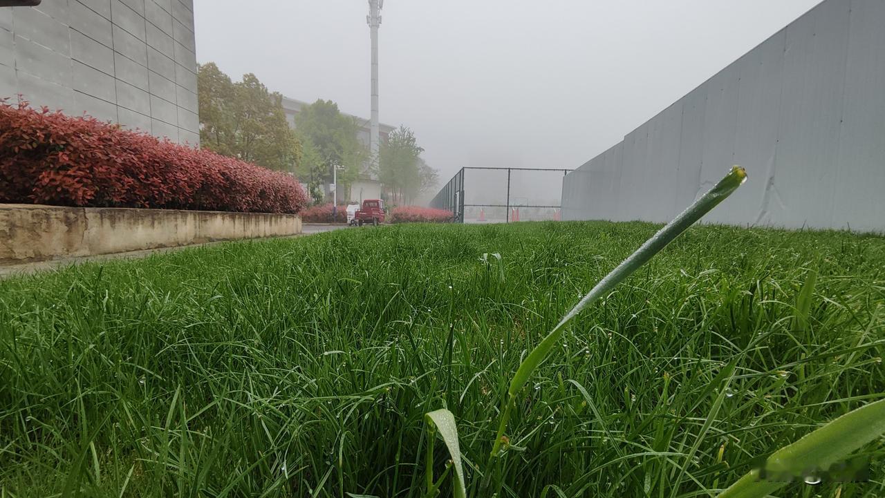 开路虎加油逃单？难逃法网恢恢！
4月9日，江西九江杭瑞高速涌泉服务区北加油站上演