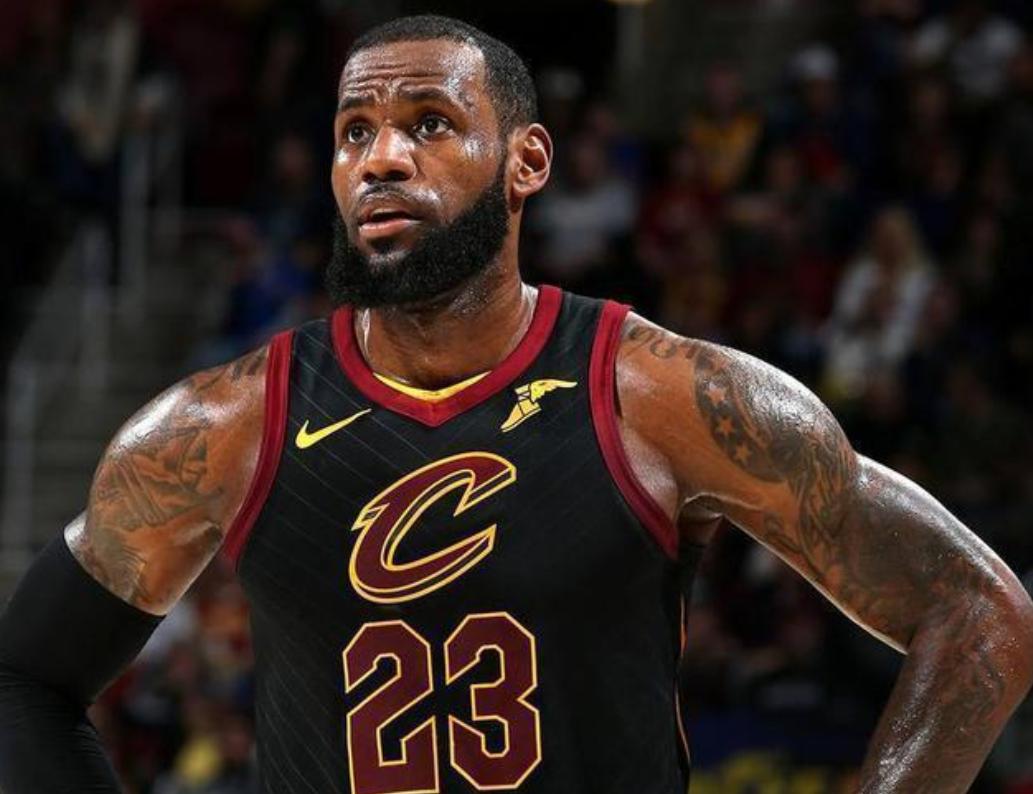 萨瓦娜17岁怀孕，而孩子的父亲正是19岁的NBA状元詹姆斯。这个本该光鲜的天之骄