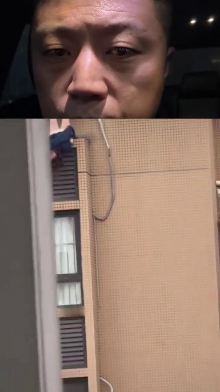 她拼命的挣扎就想跳楼。明明已经被救下了，她却一次次的挣扎，还想纵身一跃。那一刻她