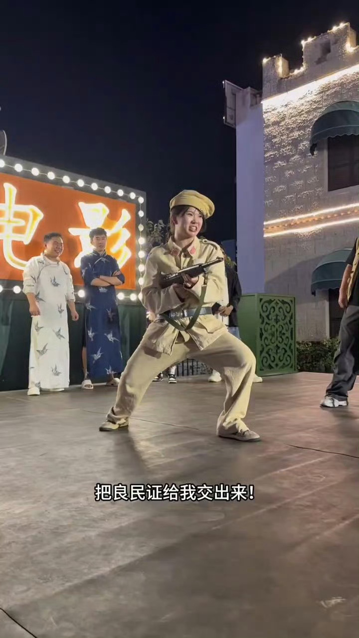大学生勇闯横店跑龙套在“上学”和“上班”之间，毫不犹豫选择了“上戏”！哈哈哈哈i