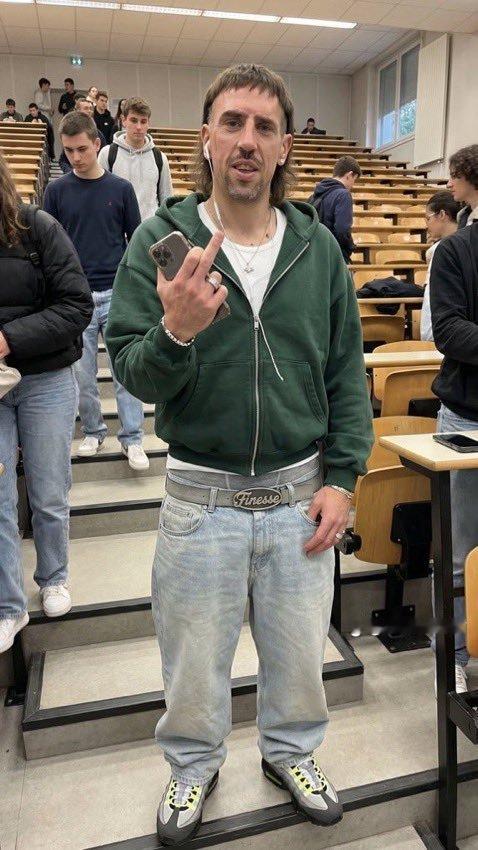 里贝里！！这位前法国球员，曾随拜仁慕尼黑赢得欧冠冠军，大学就读于巴黎：“学习永远