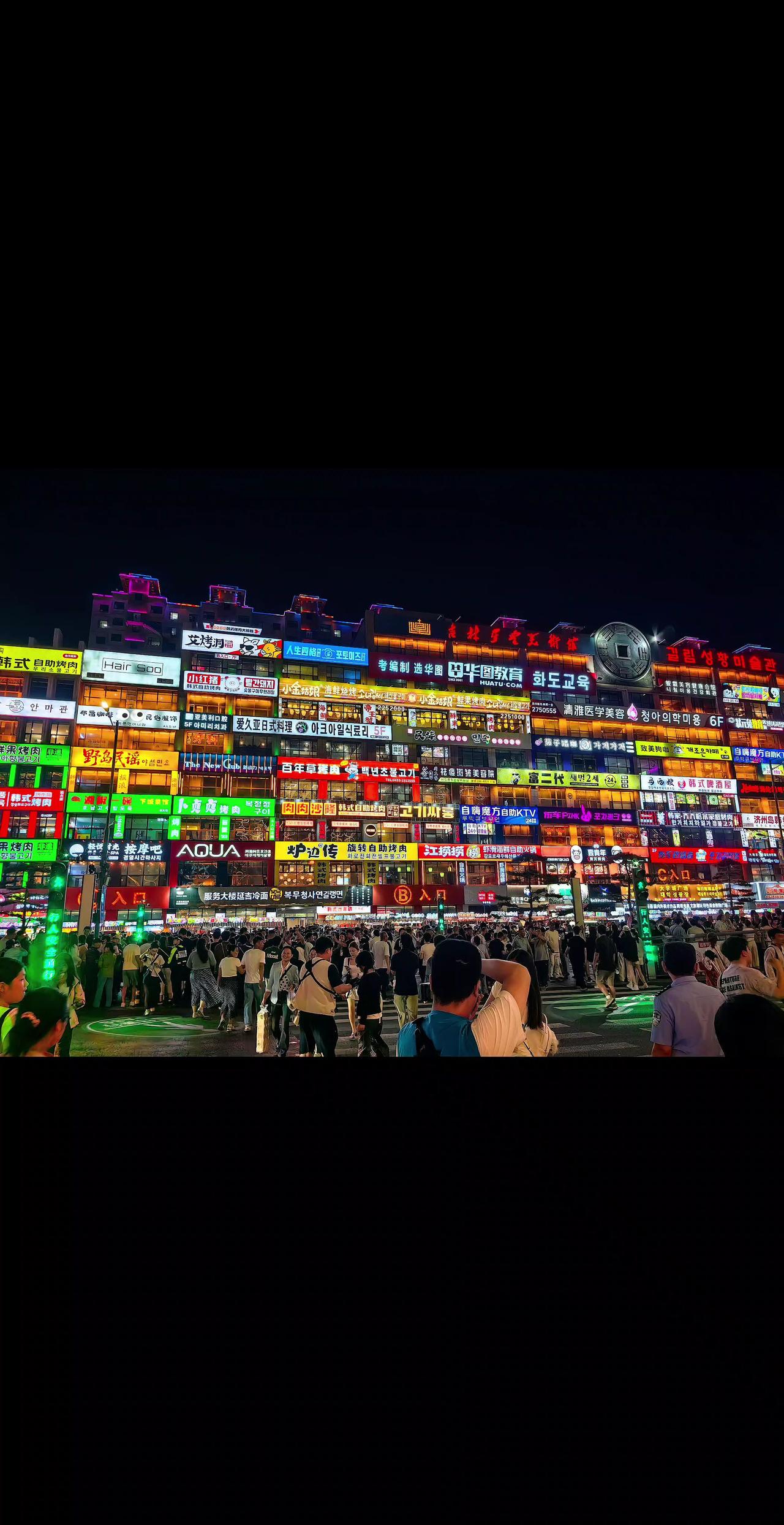 延吉网红夜市打卡 打卡延吉网红弹幕墙