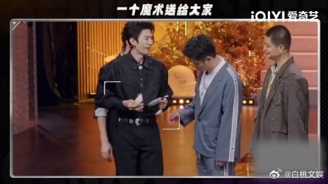 闫佩伦吃口菜还要点评两句，吕严在旁边疯狂点头。陈赫瞥了一眼说“你俩跟美食评委似的