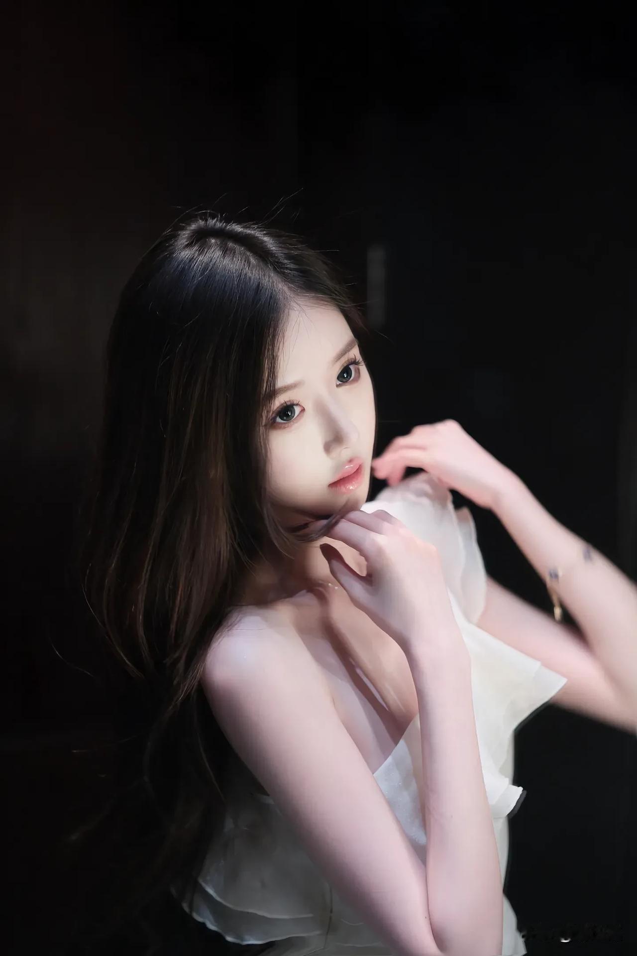 温柔少女，白纱轻抚，梦幻光影