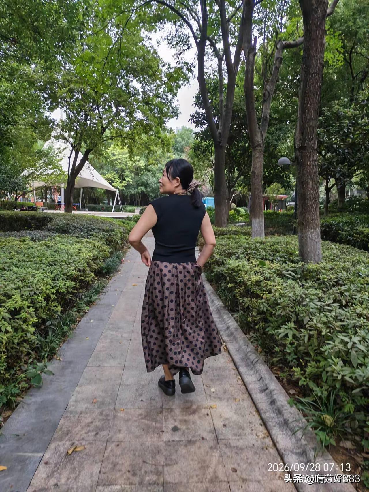 减肥成功后，裤子裙子腰太大怎么办？这条我心爱的波点裙是五年前买的。当时吸着肚子才