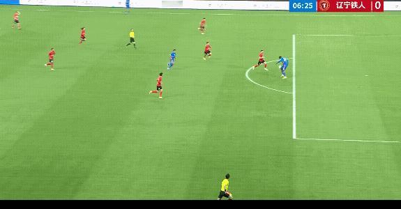 短短20多分钟申花就2：0领先辽宁铁人，辽宁铁人主教练李金羽也是一直黑着脸，不得