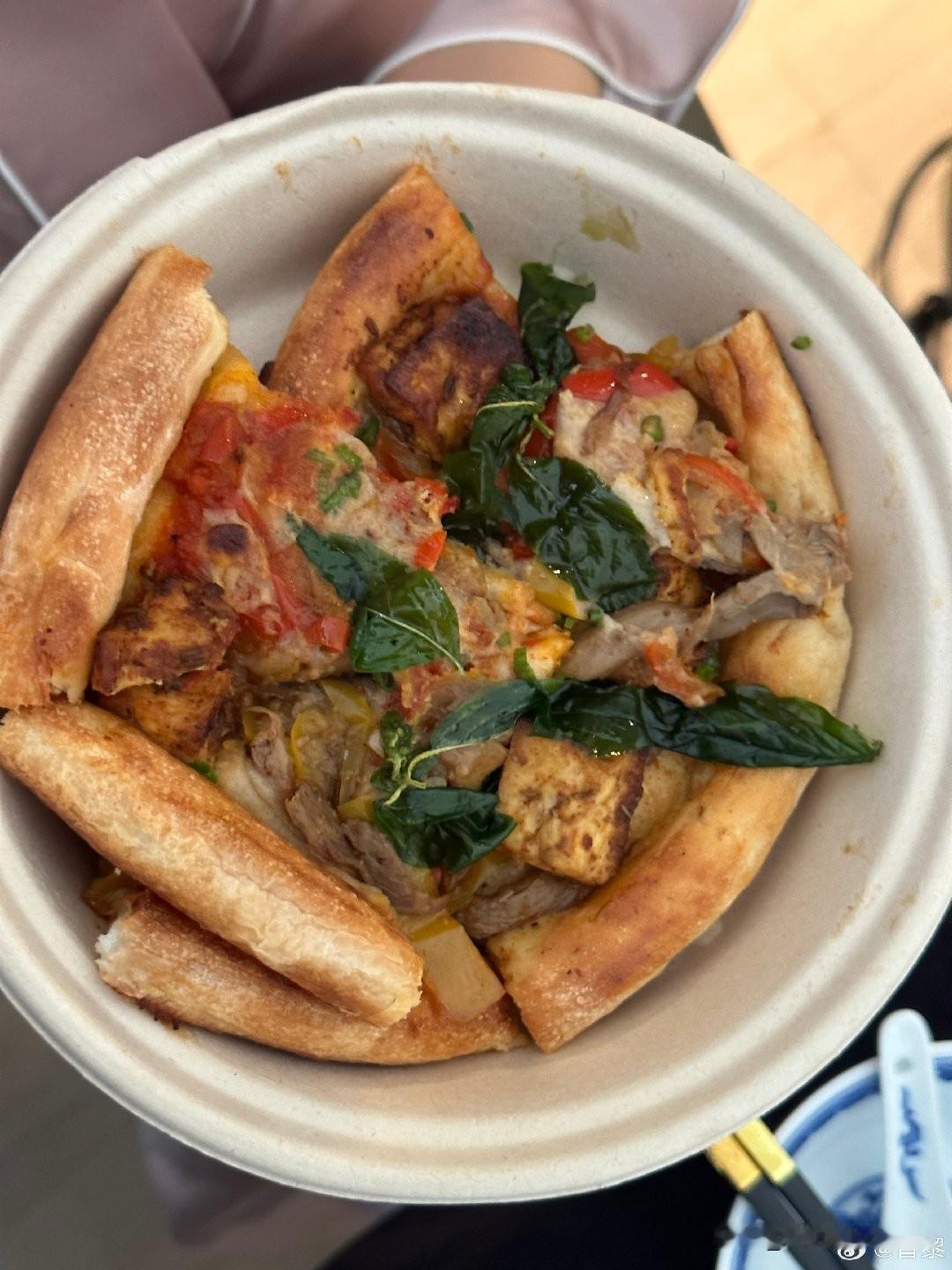 曾黎真的好幸福，人家女演员恨不得一天水都不喝，她倒好披萨吃到饱，这不是馋人吗？