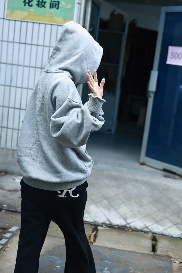 司宫令妆造路透，李菲儿这身颜色和发型都很适配，越看越顺眼。 