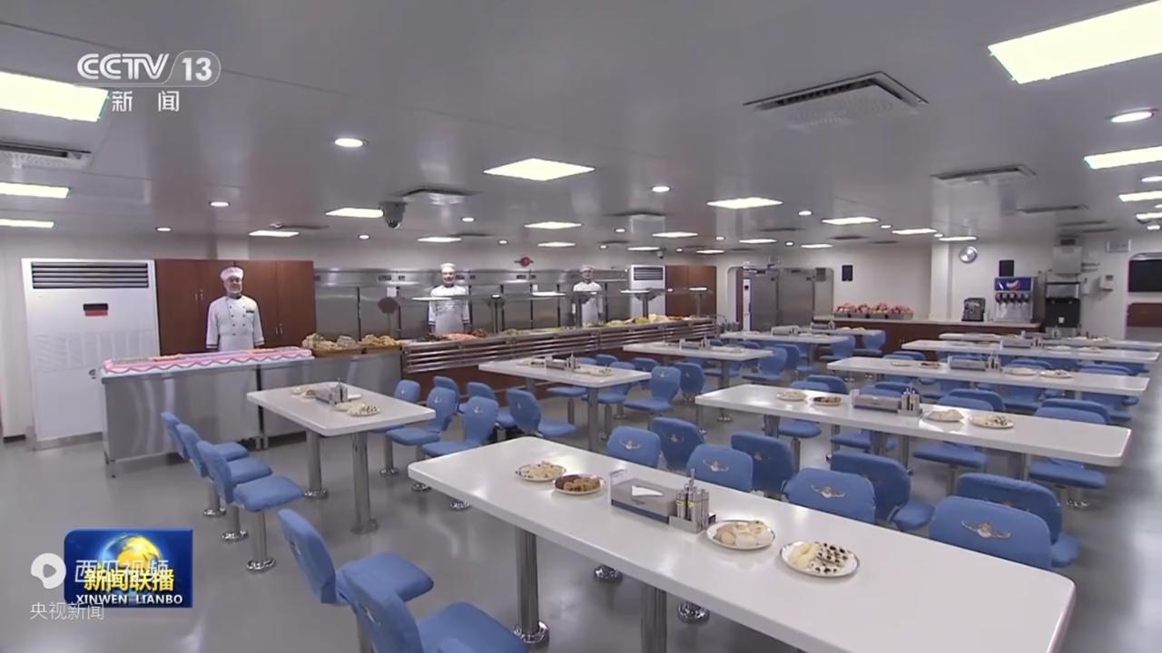 福建舰航母内部的餐厅和宿舍，伙食真的不错！