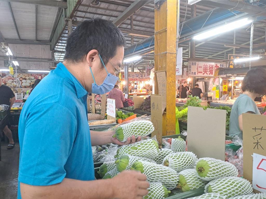台风过后,台湾菜价上涨让民众很有感,根据溪湖果菜市场的数据显示,蔬菜批发均价在台