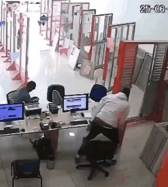 走路不加小心，一个踉跄可就惹祸了，瞬间形成了多古诺骨牌效应，一排立起来的好像是门