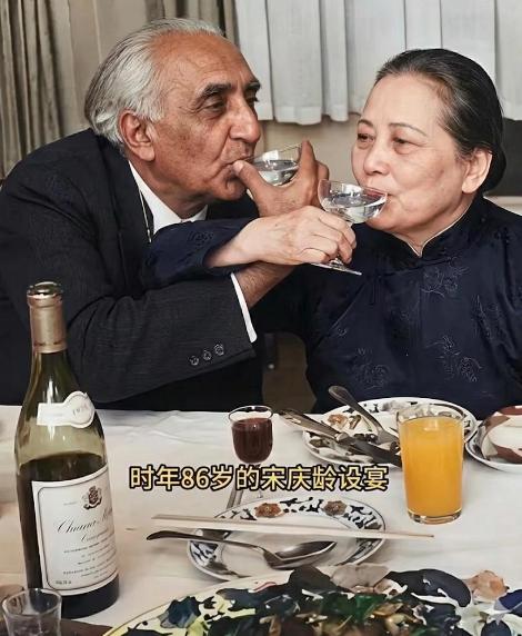1979年，86岁的宋庆龄在北京住所内，竟主动拉住69岁的洋医生马海德共饮交杯酒