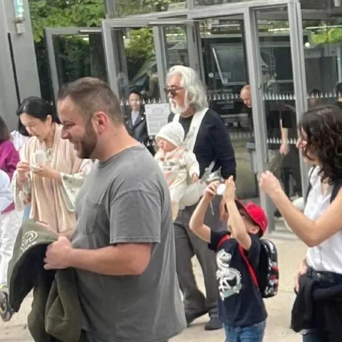 张纪中这个老头，钞能力不容小觑！
孩子放暑假了～～带着一家人去了巴黎度假，这来回