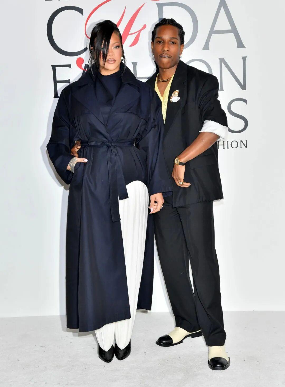 蕾哈娜 Rihanna 产后亮相红毯，走上了 CFDA 时尚大奖的红毯。
还是很