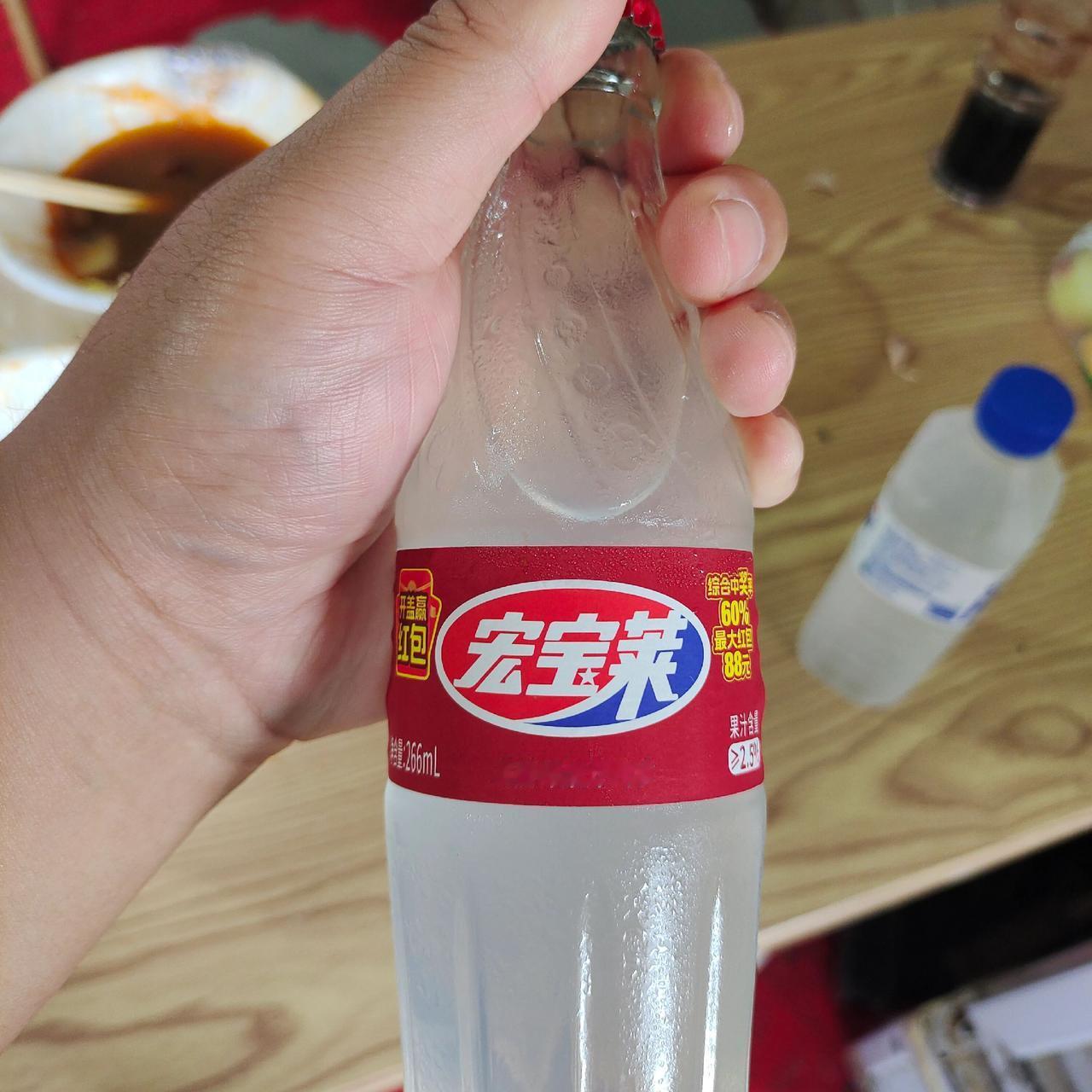 谁知道乡村爱情第一部里长贵刘能喝的汽水啥牌子的