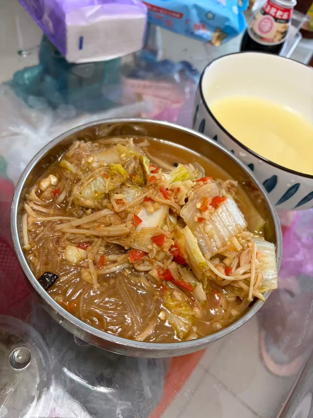 生活手记 过年的猪蹄今天终于解决了，炒炒最好吃，图二是媳妇做的蒜蓉白菜粉丝。 