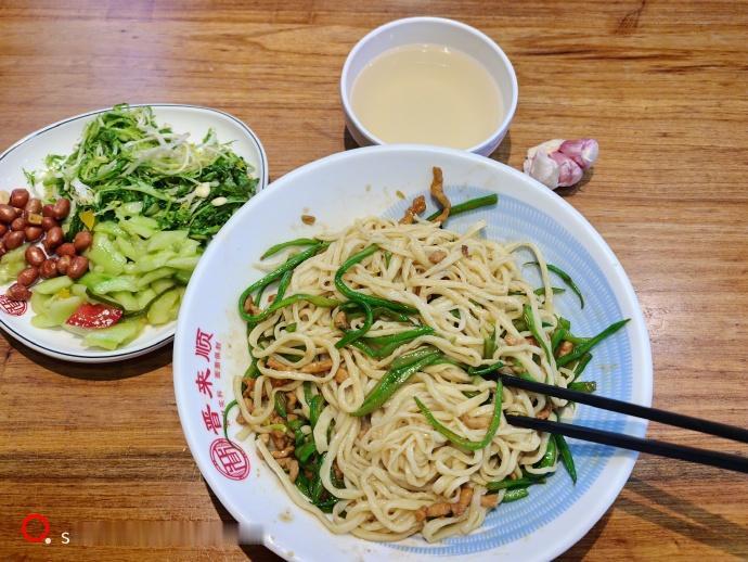 昨夜在广西南宁吃螺蛳粉，今晚就在北京家门口吃面了。做梦一样。真应该在南宁多待一天