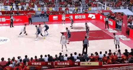 名场面诞生！廖三宁第二节翻身压哨命中，中国男篮半场48-46乌拉圭

北京时间8