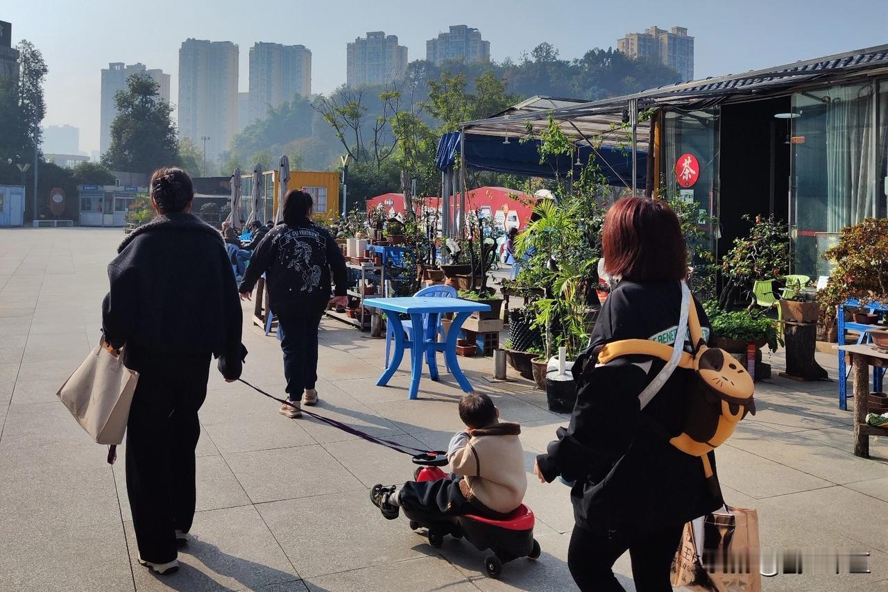 2019年，邻居从外地回来，他天天拿着手机，爱不释手地在上面打字。下班后都要呆在
