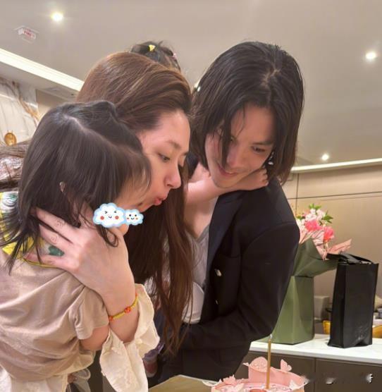 向佐这是在干嘛？
表面上是在给妻子和老妈过母亲节，结果开个深度美颜，郭碧婷好好一