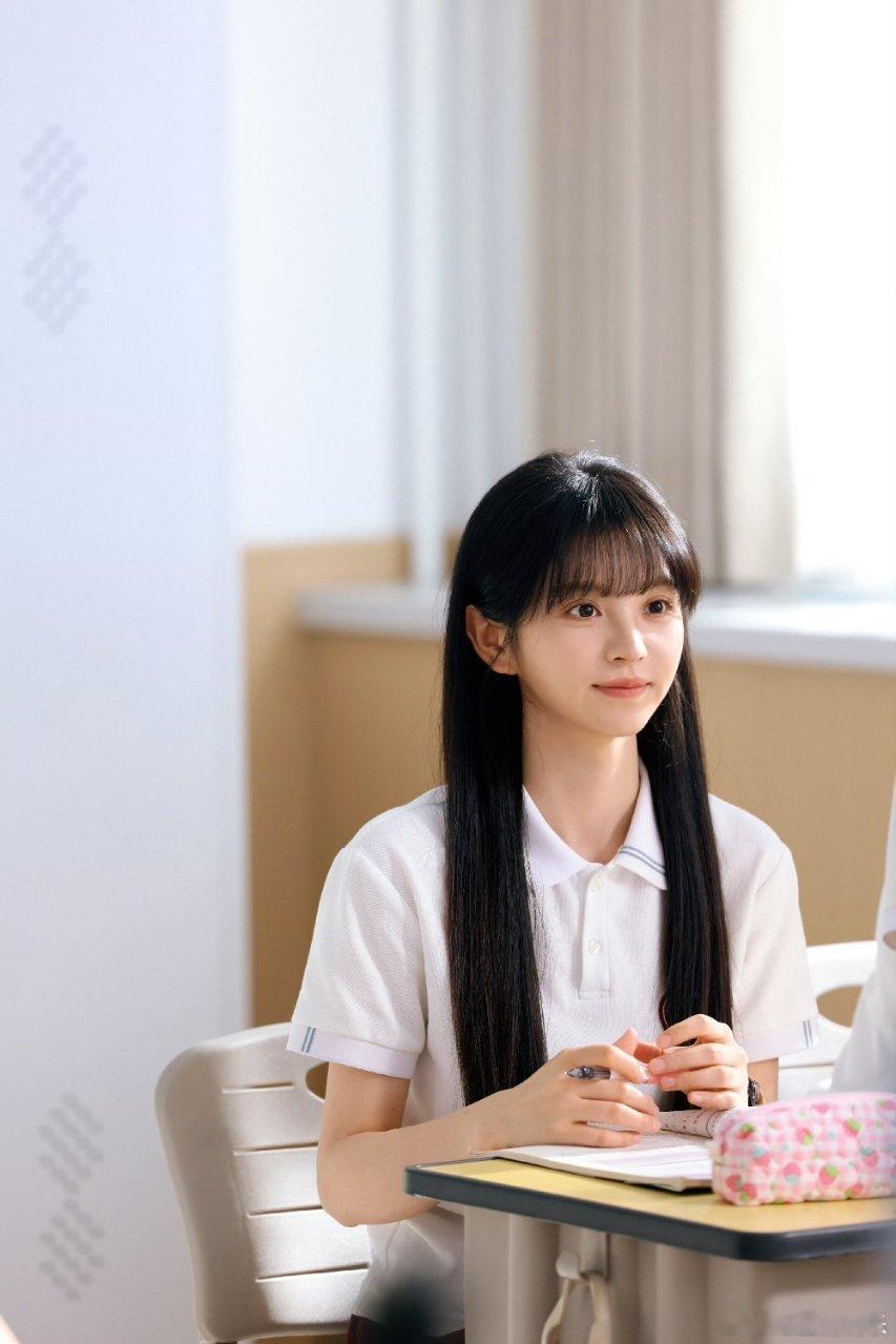 田曦薇林知夏草莓笔袋 田曦薇草莓元素 田曦薇草莓元素真的好可爱 