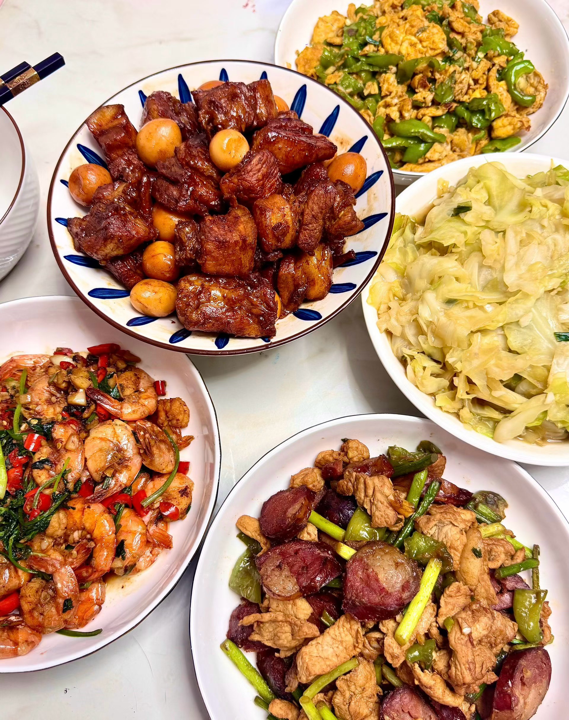 迪丽热巴  准时上线，开启快乐干饭模式，今天的晚饭很美味 所有人保持口腔干燥迪丽
