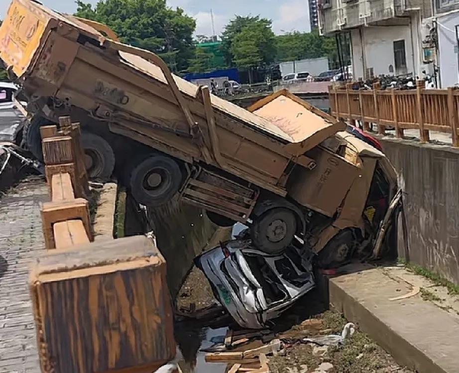 6月22日，深圳宝安区石岩新村转洲石路充电站发生惊险一幕。一辆泥头车突然失控，径