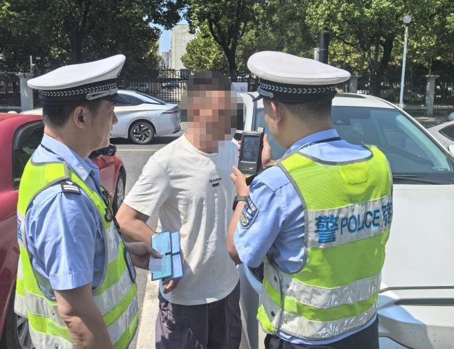 浙江一男子去处理违章，交警感觉他“不太对劲”，一检测，现场气氛凝固了起来……
