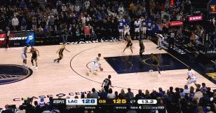 NBA赛场镜头：
   看到威少要出手，我在电脑前大喊，不要啊！威少别出手！可是