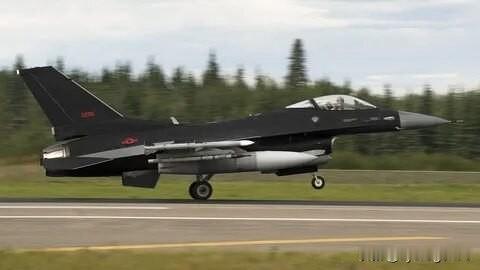 🇺🇸有意思的事：2021年，美国空军宣布计划将部分F-16战斗机的服役寿命延