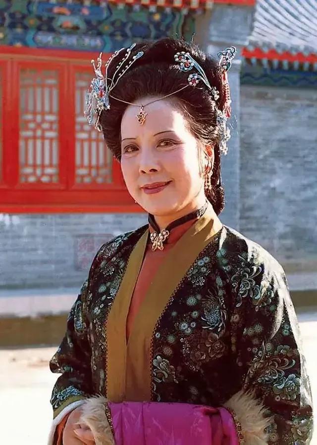 87版红楼梦里，还有一个经典角色，那就是夏明辉老师扮演的邢夫人，她在87版红楼梦