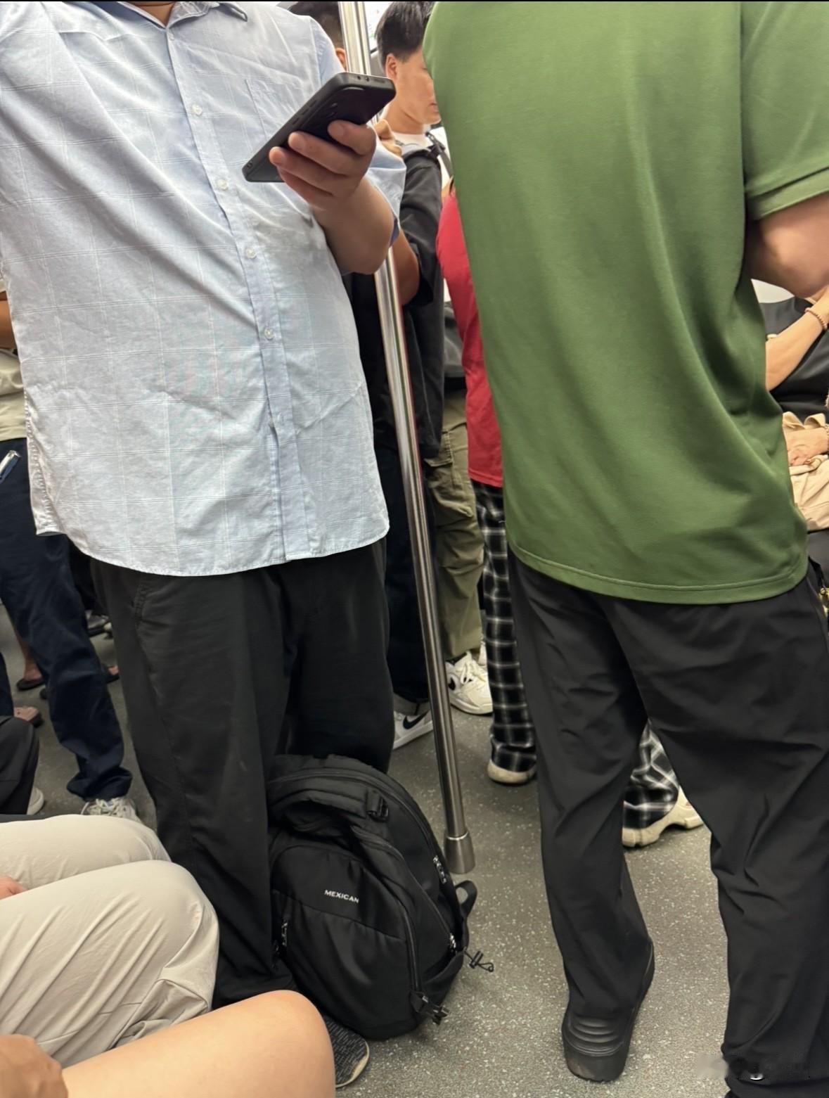 地铁外放党能不能消停点！

每天搭地铁，“使用电子设备请勿外放”的广播都在循环播