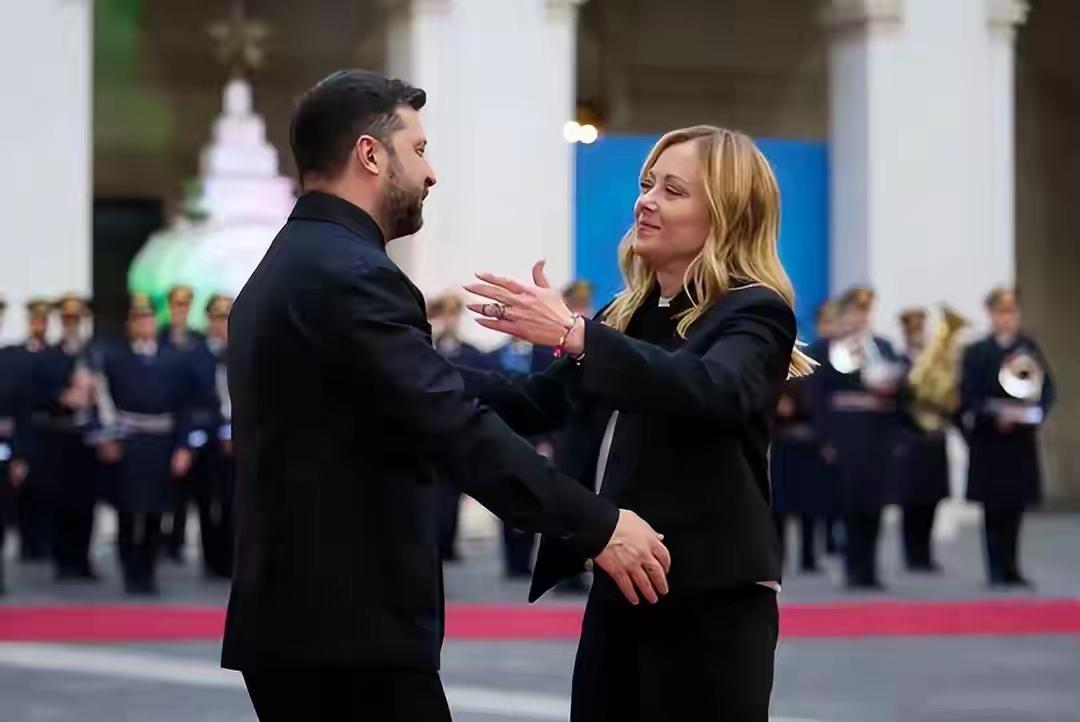 梅洛尼这手牌打得精明，表面拒英法德和泽连斯基，实则在美欧间走钢丝！她深知意大利国