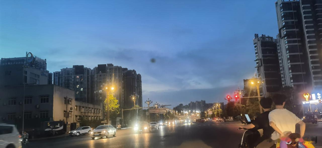 南充街头的路灯都只开一部分，以及沿江的装饰灯光都关了，四川作为水电大省，既然不够