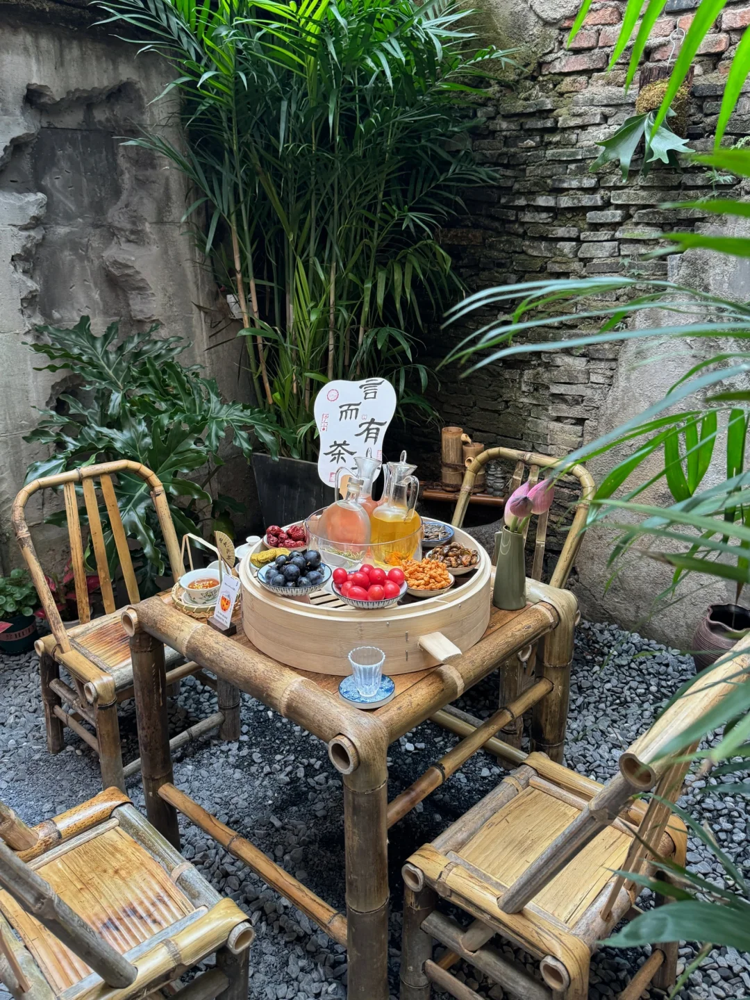 在平江路旁边的苏式小院，听雨喝茶🍃