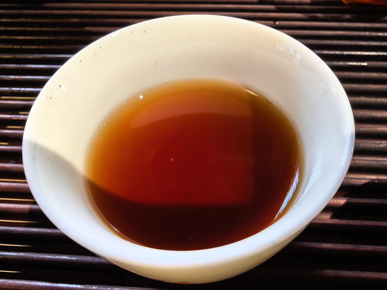 老曼峨熟普一点不苦！
没想到，以前喝老曼峨生普时，感觉比黄莲还要苦，我连一小盅都