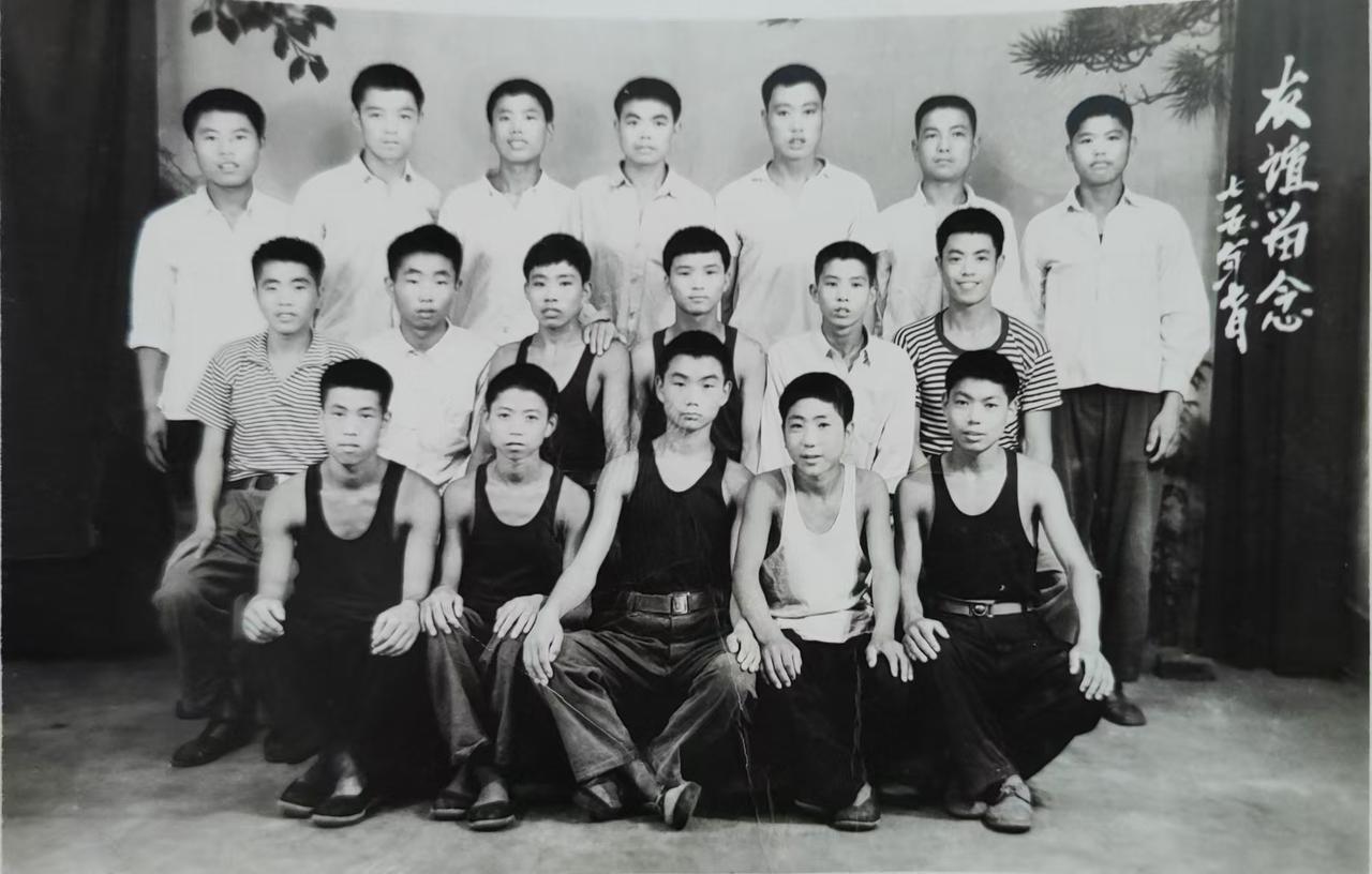 晒晒我的高中毕业合照汝阳县第一高级中学1975年毕业照