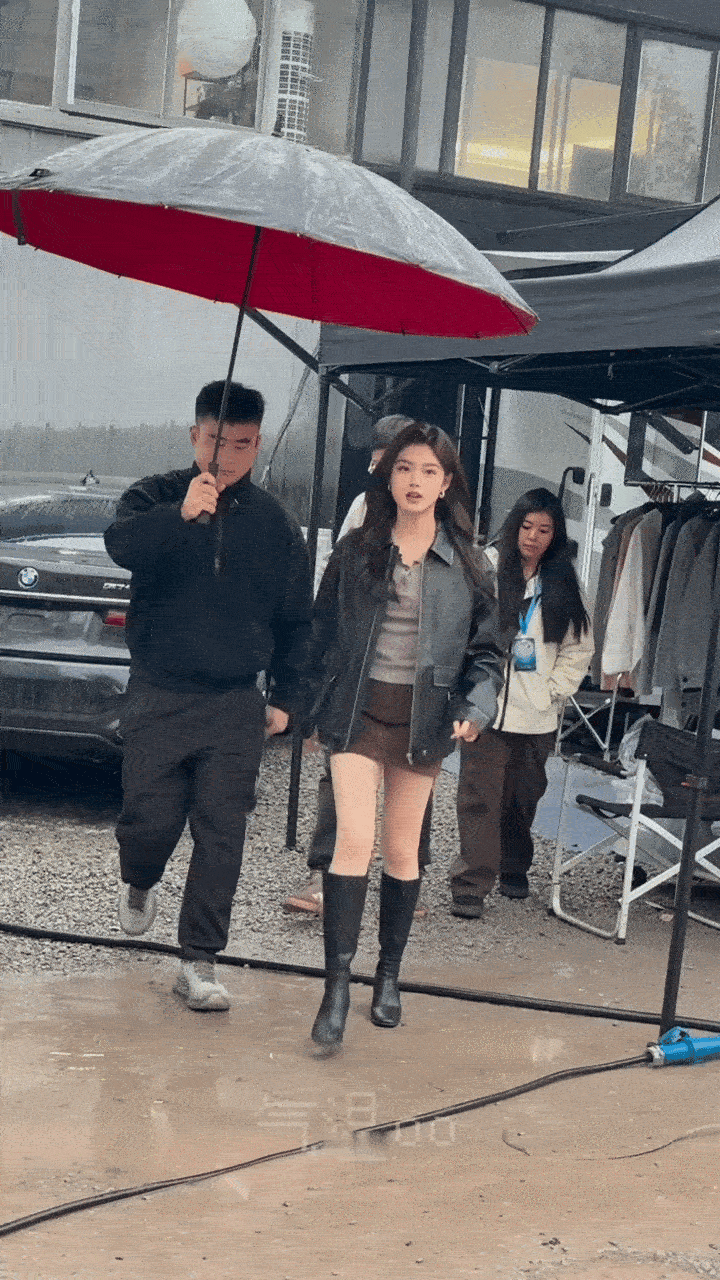 艾米的姐感要冲出屏幕了 哇哦，艾米的姐感简直要爆棚啦，走路带风，潇洒自在，甜酷风