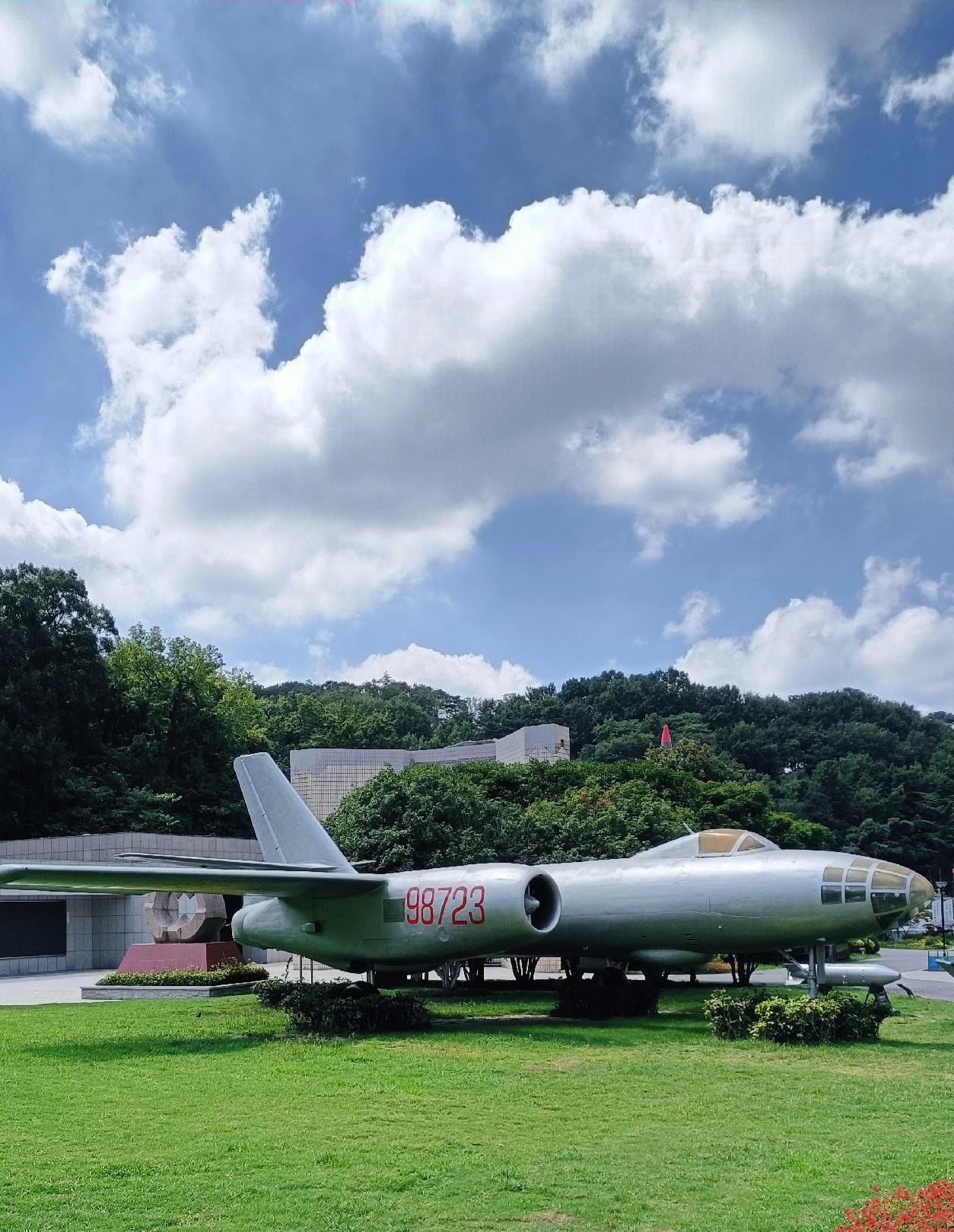 晚上6点半吃完饭，去南京莫愁湖公园散步。在公园门口遇见两位山东退役军人问路，他俩