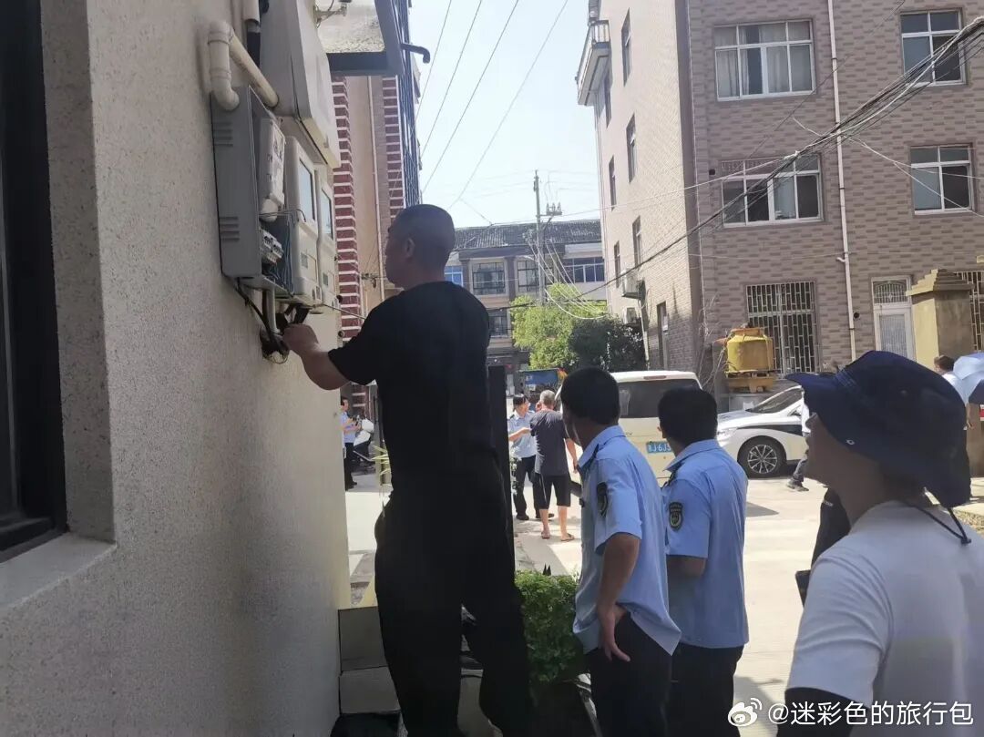 房东拒改消防隐患其妹开水泼辅警浙江台州椒江，出租房缺少防火门存在消防隐患，房东拒