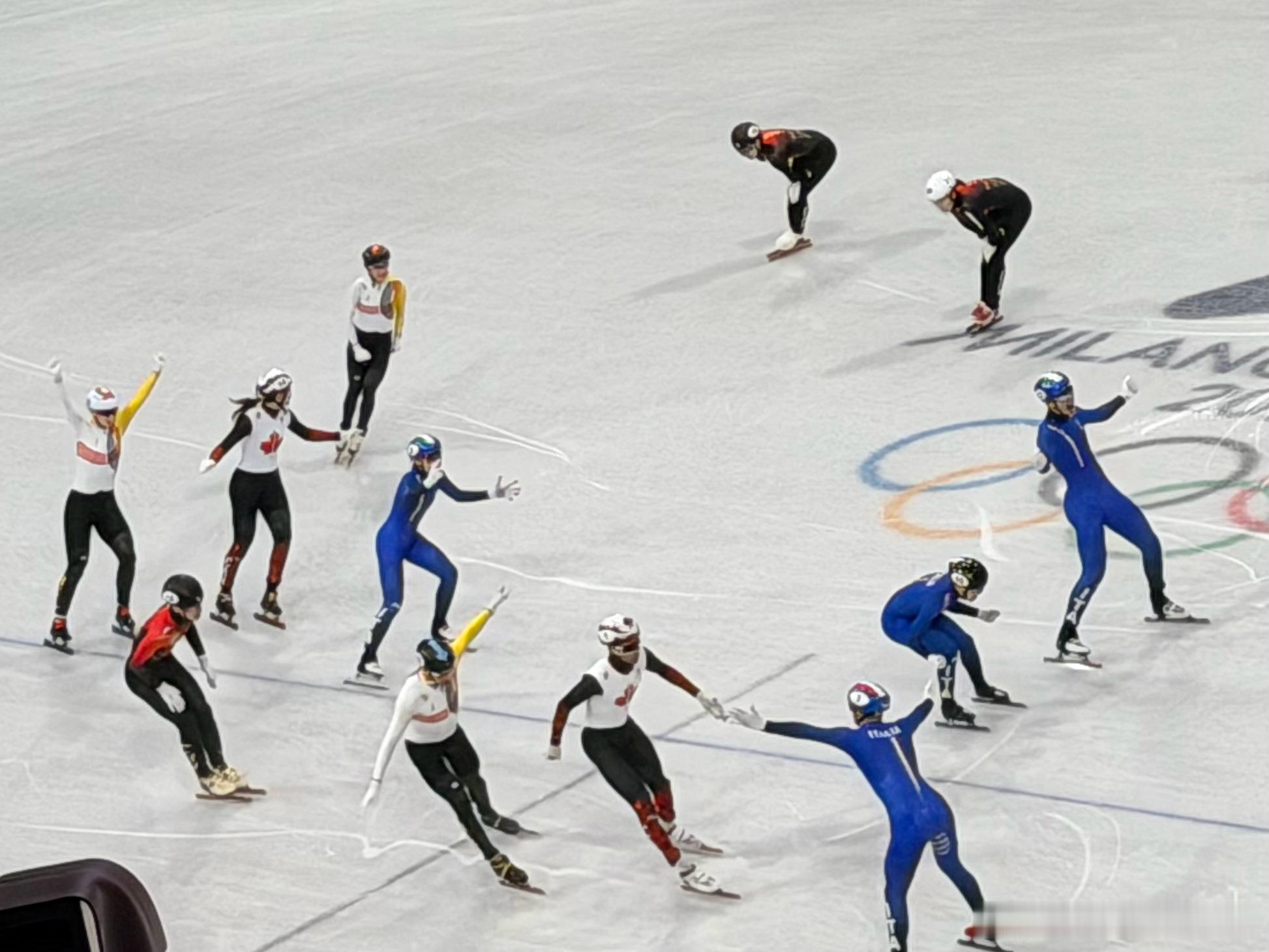 短道速滑混团接力 也算是跑过短道速滑了。虽然在录评论视频的时候把队伍说成了球队。