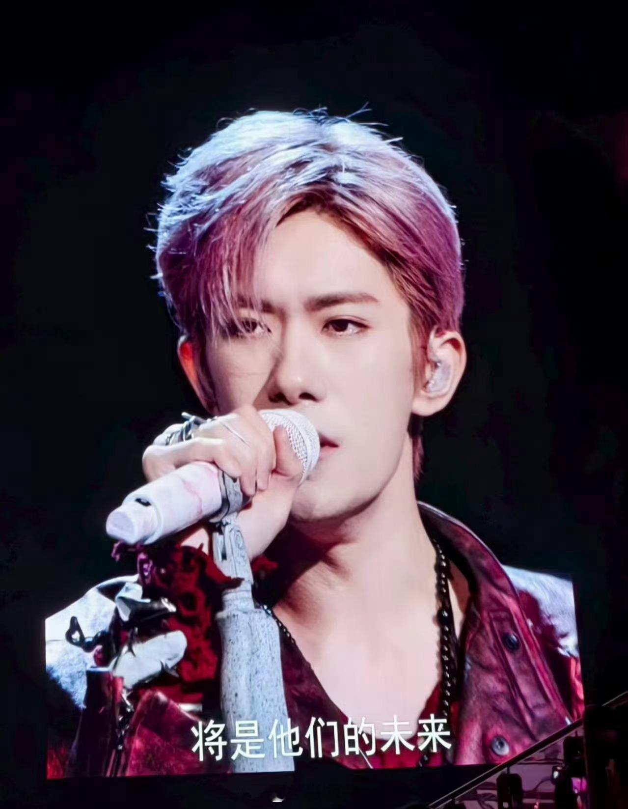 易烊千玺演唱会这张脸和大屏太适配了！！巨星是这样的 ​​​