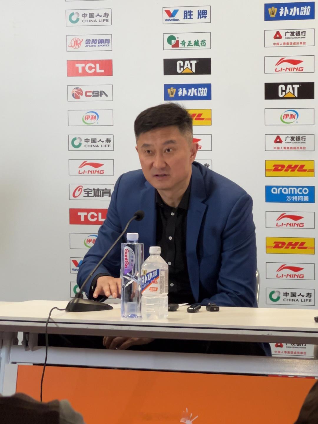 关于徐杰伤病情况，赛后杜锋：已经前往医院拍片，目前情况未知，等拍完片再说。北京男