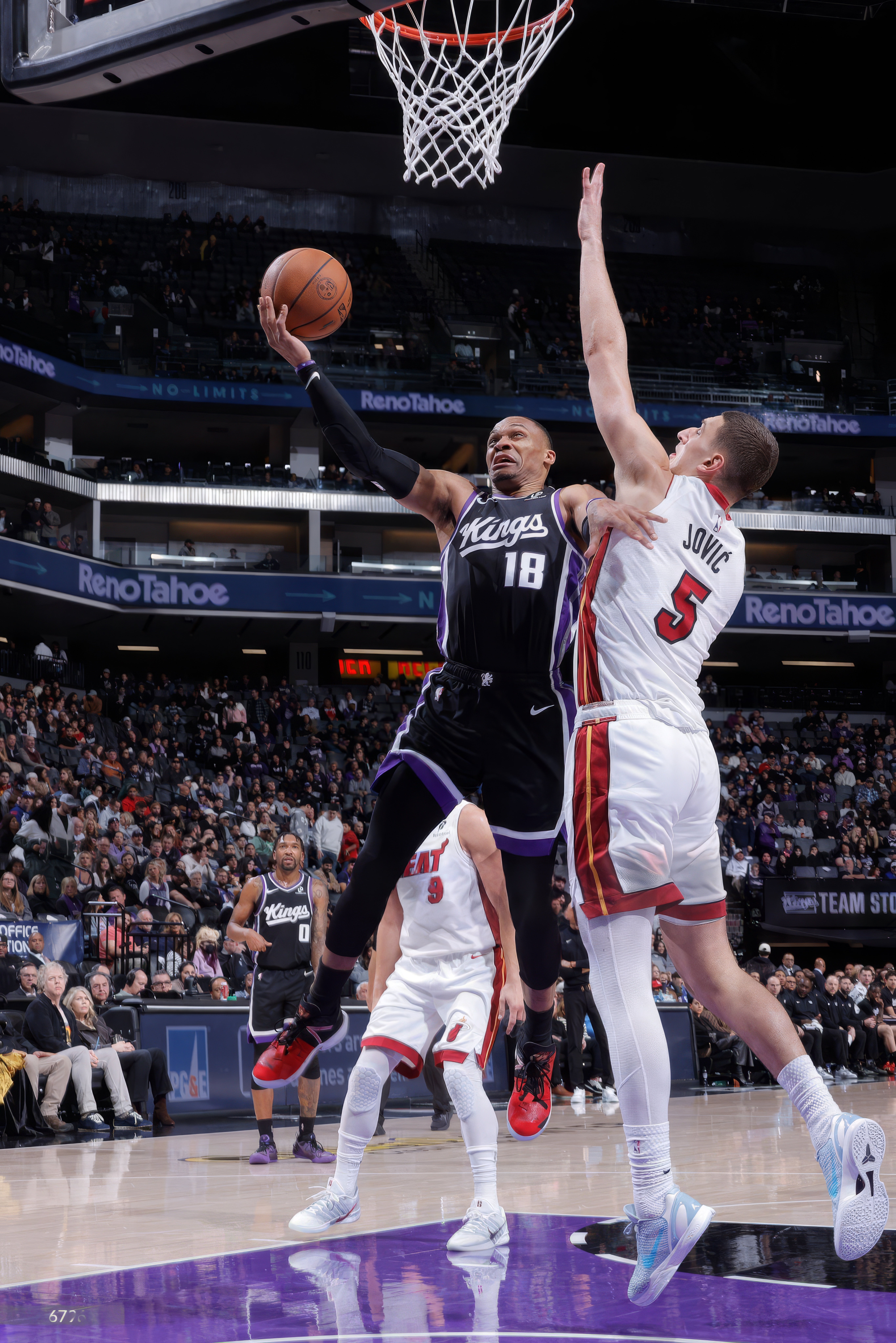 全场比赛结束，国王117：130热火，威少14中9得到22分2板7助2断1帽，下