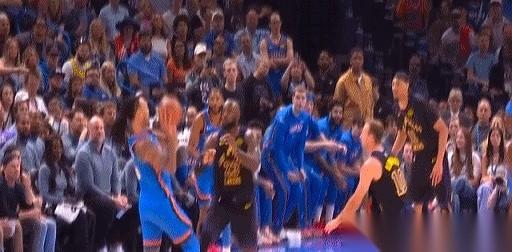 湖人打雷霆那场，老詹最后那一下真给我看麻了。
第一节就剩0.6秒，时间都快走完了