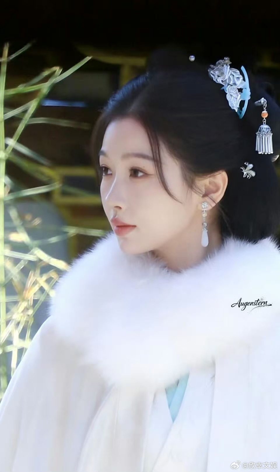 虞书欣云初怼脸路透虞书欣白色斗篷路透虞书欣白色大氅路透，好美啊，