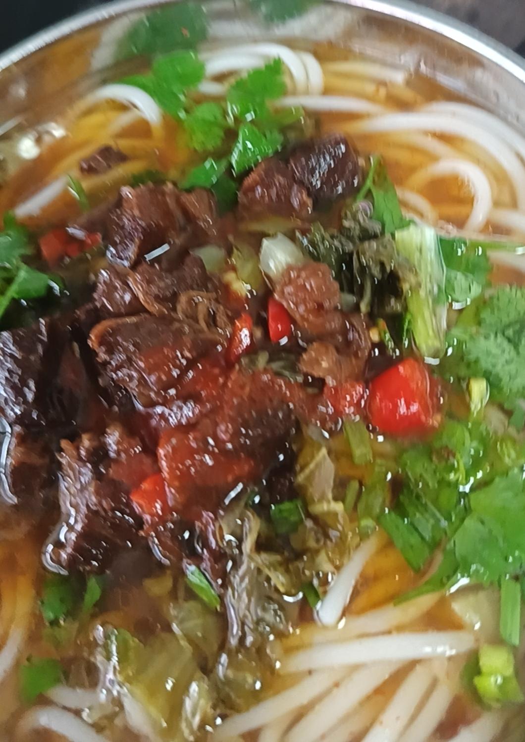 清晨的风裹着寒意扑过来，冻得我缩紧脖子直打哆嗦。街角飘来的牛肉香勾着脚步，想也没