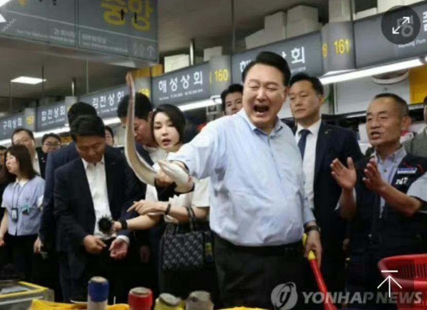 #日本核废水#为了消除韩国人对日本偷排核废水入海而影响海产品的顾虑，韩国总统尹锡