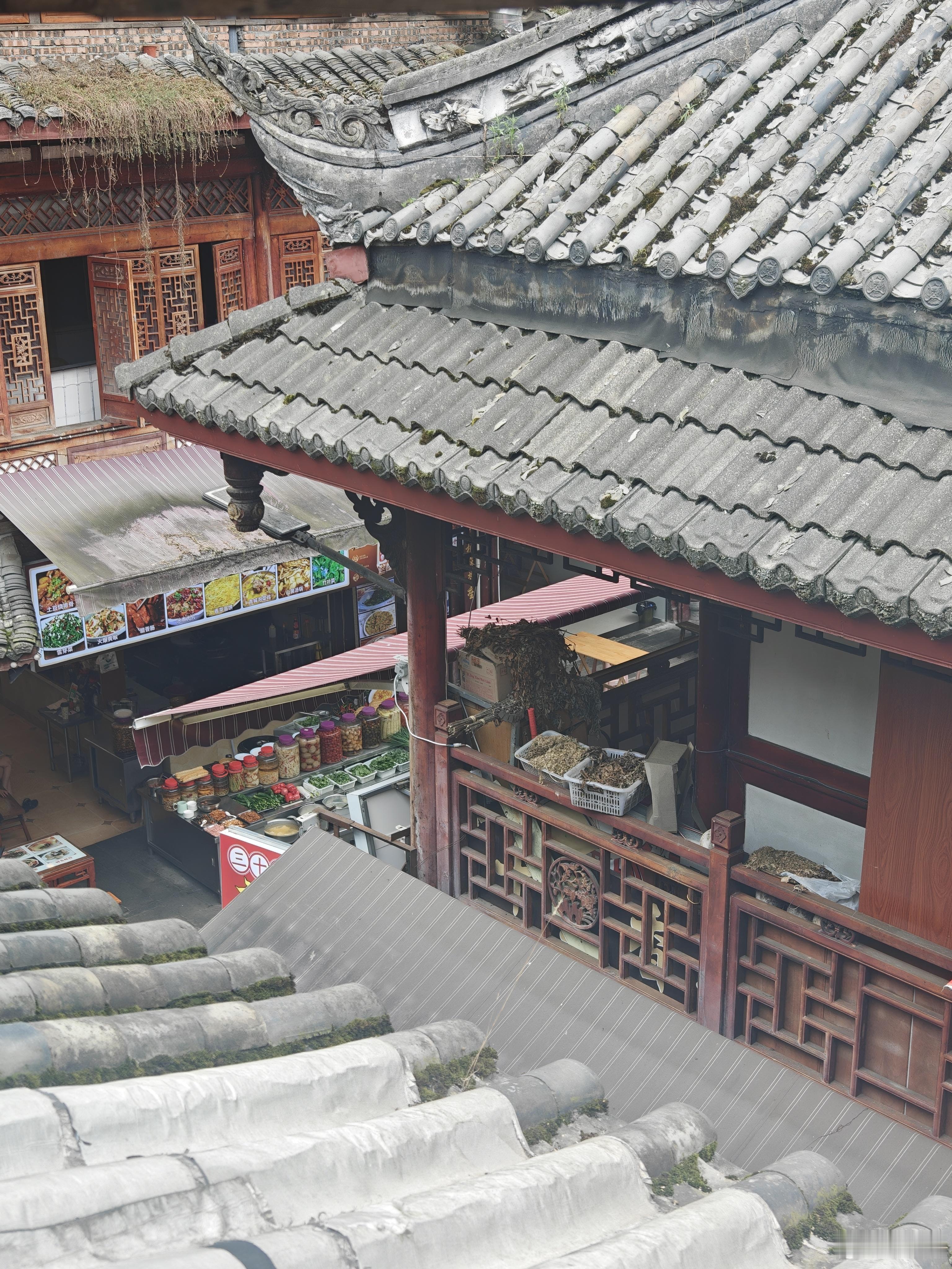 自从走长线在山里多日露营以后 现在对住的地方包容度越来越大了 这次在古镇里没定那